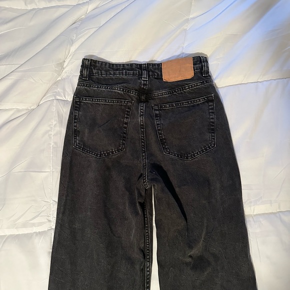 H&M faded black/grey wash jeans
Size 4
Between straight and wide leg - Picture 5 of 6